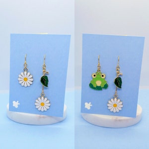 Frog charm earrings - Daisy earrings - Cute frog - Mismatched earrings - Dangle earrings - Nature lover gift