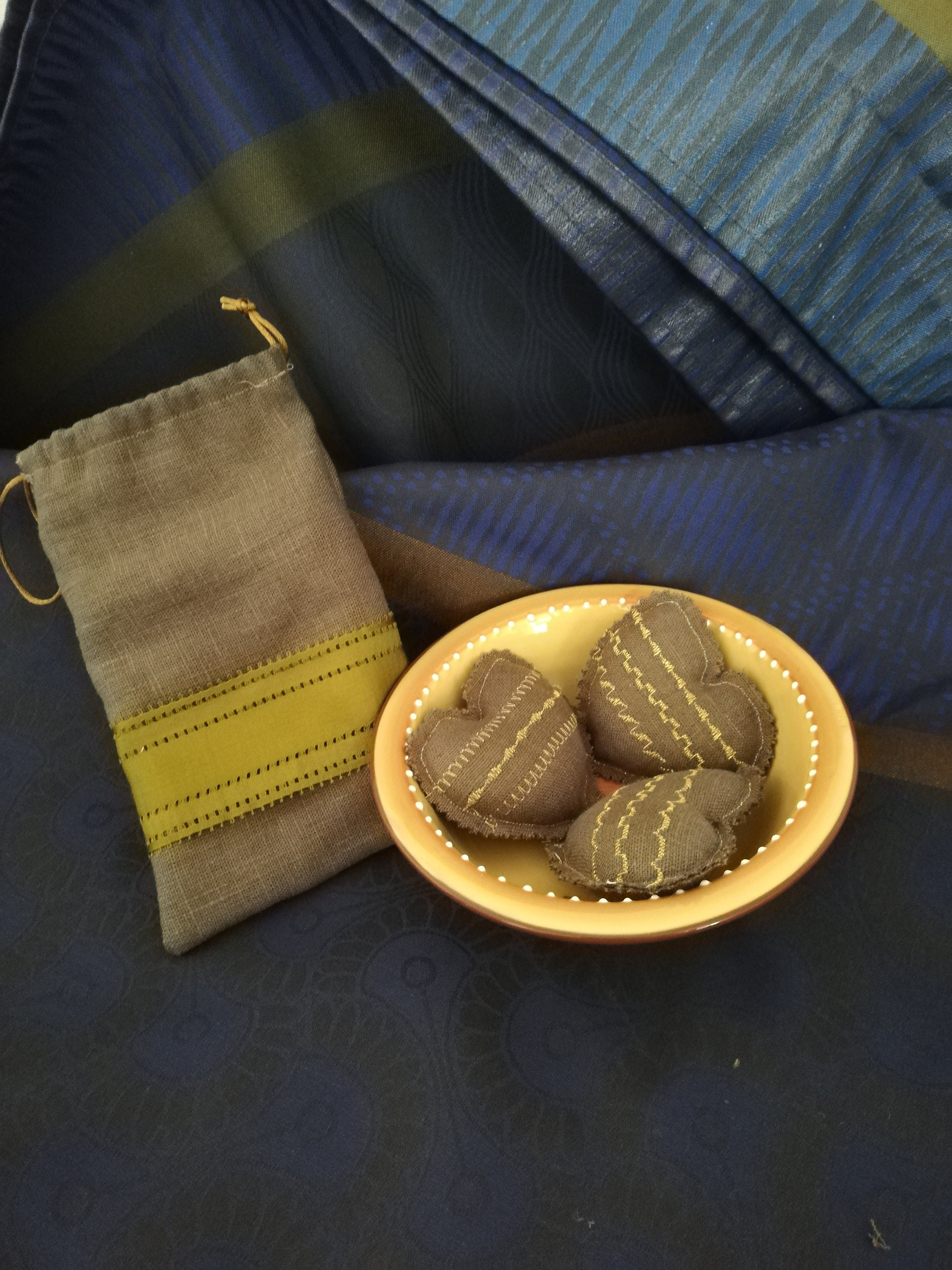 Cœurs Brodés en Lin et Son Pochon.