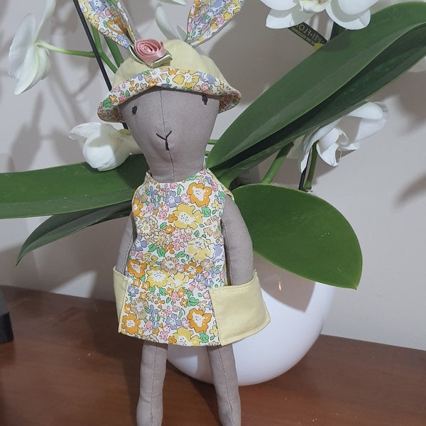 Poupée lapin de pâques en robe et chapeau liberty