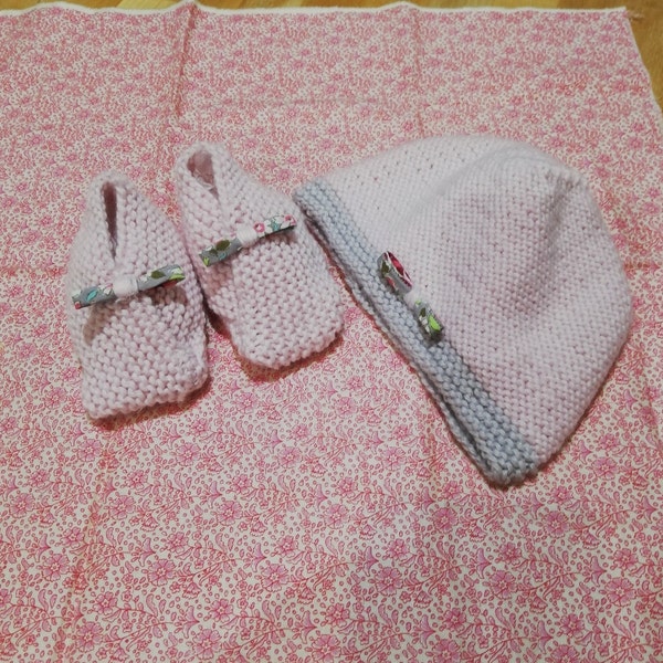 Bonnet et chaussons tricotés main