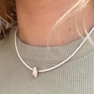 Conch Shell Necklace Beaded Boho Surfer Necklace Beach Vacation Summer Jewelry Gift Coastal Natural Shell Necklace Choker Tiny Seed Bead Sea
