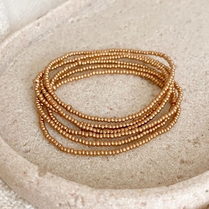 Kleine Perlen Gold Stacking Armband Zierliche Stretch Armband Set winzige Gold Perlen Armband Schichtung Goldarmband für Frauen Minimalist Schmuck