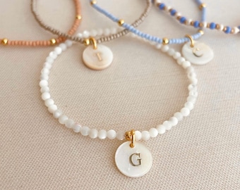 Braccialetto iniziale a strati, braccialetto con perline iniziali personalizzate per donne, braccialetto con lettera personalizzata, gioielli dell'amicizia elastici con perline, delicato