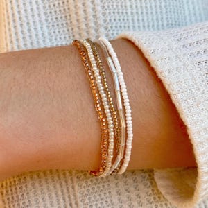 Pulseira de miçangas, conjunto de pulseiras neutras estilo boho com pulseira elástica, pulseira de miçangas pequenas para mulheres, pulseira elástica de miçangas de 2 mm.