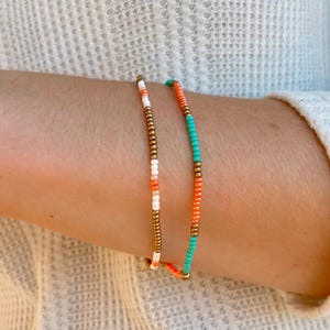 Bracelet de petites perles de rocaille pour femme Bracelet extensible délicat pour femme Bracelet de perles mélangées colorées pour superposer des bijoux Bracelet élastique en perles de plage de 2 mm image 2