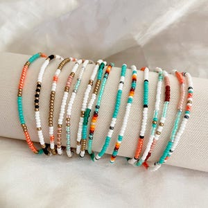 Bracelets extensibles de perles de rocaille Bracelet de perles de surfeur Bijoux de plage minimalistes pour femmes Bracelet empilable coloré délicat Bijoux bohème fait main