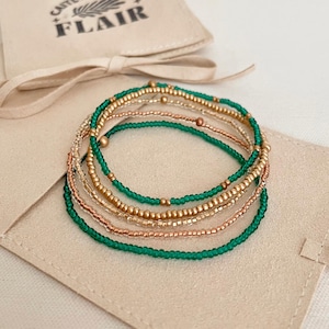 Seed Bead Armband Set Zierlich Grün und Gold Stretch Armband Stackable Frauen Custom Size Armband Zierlich Layering Armband Geschenk Elegant Set