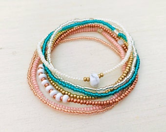 Ensemble de bracelets, bracelet extensible, bracelet de perles de graines, bracelet de perles minimaliste, pile de bracelets, bracelets perlé délicats, bracelets faits à la main