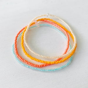 Strand Armband Set, Bunte Armbänder, Glasperlen Armband, Kleine Perlenarmband, Stretch Armband, Armband für Frauen, Strandschmuck, Zierlich Bild 2