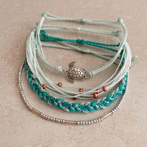 Pulsera de playa ajustable con dije de tortuga, pulsera de cuentas trenzadas con temática oceánica, diseño de estilo costero turquesa, joyería de vacaciones.