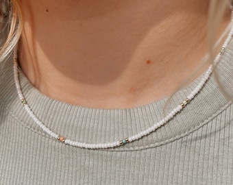Collar sencillo de capas de oro diminuto, gargantilla de cuentas delicadas de color beige natural, joyería minimalista y colorida para uso diario, regalo de cumpleaños para mujer.