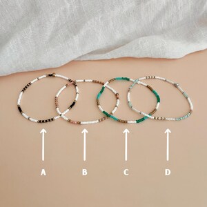 Bracelet de petites perles de rocaille pour femme Bracelet extensible délicat pour femme Bracelet de perles mélangées colorées pour superposer des bijoux Bracelet élastique en perles de plage de 2 mm image 9