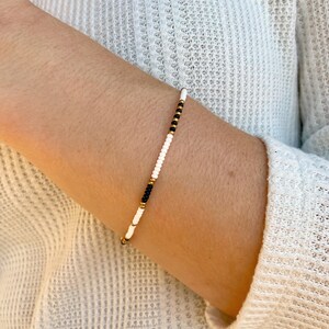 Bracelet de petites perles de rocaille pour femme Bracelet extensible délicat pour femme Bracelet de perles mélangées colorées pour superposer des bijoux Bracelet élastique en perles de plage de 2 mm image 13