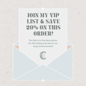 Peut inclure: Une enveloppe bleu clair contenant une carte blanche avec le texte gris fonc&eacute; JOIN MY VIP LIST & SAVE 20% ON THIS ORDER! La carte inclut &eacute;galement le texte The link is in the description for this listing and also in my shop announcment! et un logo.