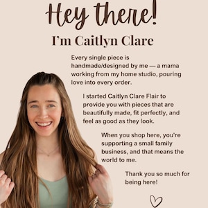 Peut inclure: Une personne &agrave; la peau claire avec de longs cheveux bruns souriant, &agrave; c&ocirc;t&eacute; d'un texte qui dit : Hey there! I'm Caitlyn Clare. Every single piece is handmade/designed by me&mdash;a mama working from my home studio. I started Caitlyn Clare Flair.