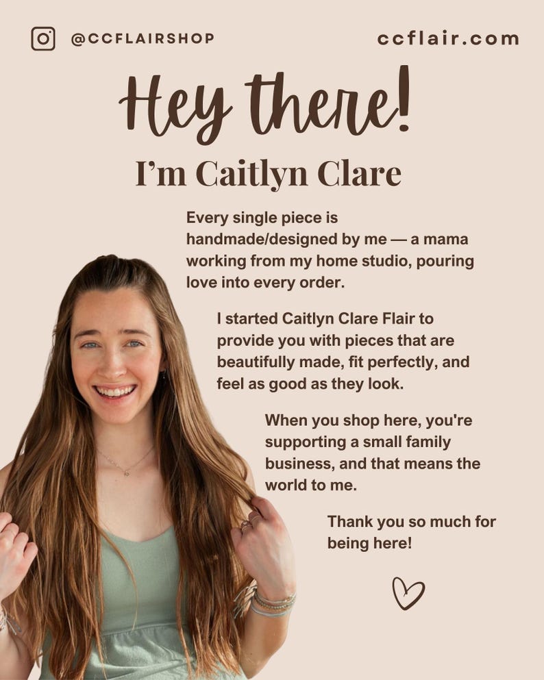 Peut inclure: Une personne &agrave; la peau claire avec de longs cheveux bruns souriant, &agrave; c&ocirc;t&eacute; d'un texte qui dit : Hey there! I'm Caitlyn Clare. Every single piece is handmade/designed by me&mdash;a mama working from my home studio. I started Caitlyn Clare Flair.