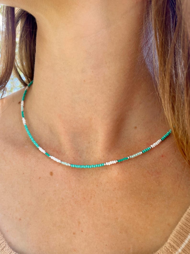 Pärlhalsband för surfare för kvinnor, presentidé för havsälskare, litet fröpärlhalsband, semestersmycken för kvinnor, pärlhalsband bild 2