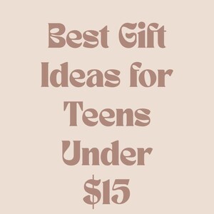 K&ouml;nnte beinhalten: Eine Auswahl an bunten Armb&auml;ndern in Korallen-, T&uuml;rkis- und Hellblaut&ouml;nen, verziert mit kleinen goldenen Perlen. Das Bild enth&auml;lt den Text "Best Gift Ideas for Teens Under $15."