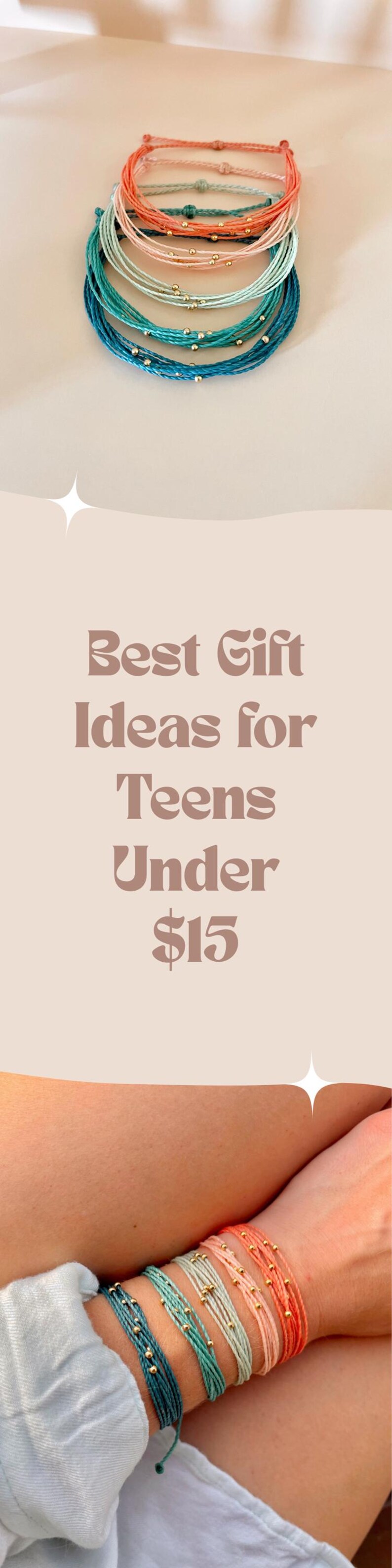 K&ouml;nnte beinhalten: Eine Auswahl an bunten Armb&auml;ndern in Korallen-, T&uuml;rkis- und Hellblaut&ouml;nen, verziert mit kleinen goldenen Perlen. Das Bild enth&auml;lt den Text "Best Gift Ideas for Teens Under $15."
