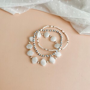 Bracelet extensible empilable, bijoux en perles de coquillages blancs, style plage d'été bleu, perle bohème côtière inspirée de l'océan, ensemble d'accessoires de coquillage de plage image 3