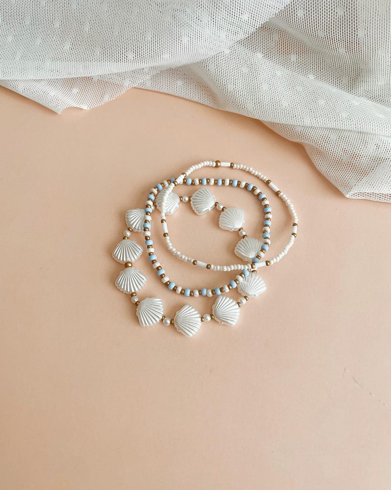 Bracelet extensible empilable, bijoux en perles de coquillages blancs, style plage d'été bleu, perle bohème côtière inspirée de l'océan, ensemble d'accessoires de coquillage de plage image 3