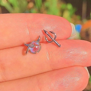 Asymmetrische oorbellen Tiny Devil | 925 zilveren sprankelende Y2K alternatieve sierlijke studs opaalachtig
