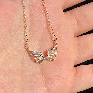 Op de afbeelding: Een rustiek houten bord met de tekst "Welcome to our home" in witte letters. Het bord heeft een verweerde afwerking en een eenvoudig, uitnodigend ontwerp, ideaal voor een veranda of entree.