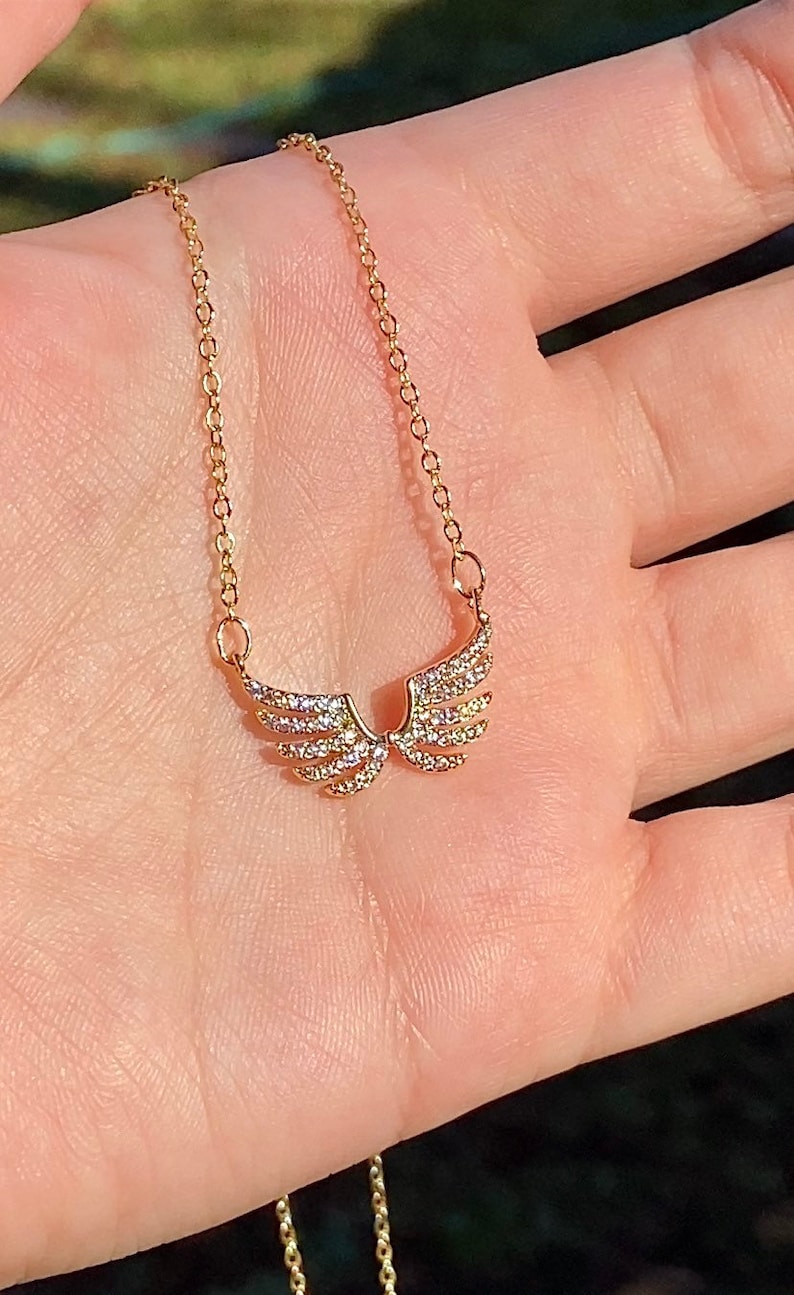 Op de afbeelding: Een rustiek houten bord met de tekst "Welcome to our home" in witte letters. Het bord heeft een verweerde afwerking en een eenvoudig, uitnodigend ontwerp, ideaal voor een veranda of entree.