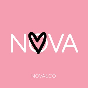Peut inclure: Un design graphique pr&eacute;sentant le mot NOVA en lettres capitales blanches sur un fond rose uni. La lettre O est remplac&eacute;e par un contour de c&oelig;ur noir dessin&eacute; &agrave; la main. Sous le texte principal, le texte blanc plus petit indique NOVA&CO.