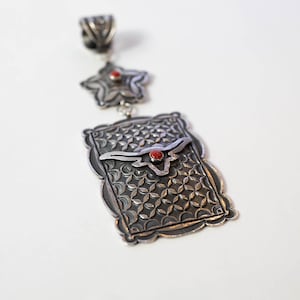 Sterling silver coral pendant Artist:Myron Etsitty
