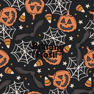 Könnte beinhalten: Ein nahtloses Muster mit orangefarbenen Jack-o'-Lantern-Kürbissen, Maisbonbons, Fledermäusen und weißen Spinnweben auf schwarzem Hintergrund. Der Text "Brittany Frost Designs" befindet sich in der Mitte des Musters.