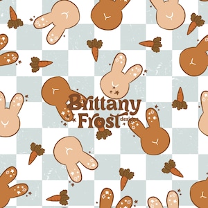 Può includere: Uno schema senza cuciture con conigli marroni e beige con stelle bianche su uno sfondo a scacchi blu chiaro e bianco. I conigli tengono carote con cime verdi. Il testo "Brittany Frost designs" è al centro dello schema.