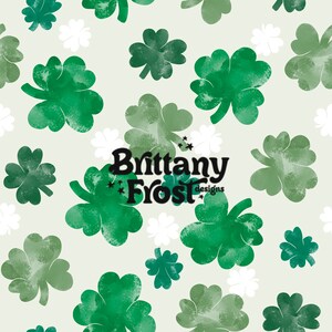 Pode incluir: Um padrão sem costura com trevos verdes em aquarela e trevos brancos de quatro folhas em um fundo verde claro. O texto "Brittany Frost designs" é exibido em fonte cursiva preta.