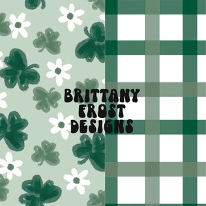 Peut inclure: Un motif numérique sans couture avec un design de trèfle vert et des marguerites blanches sur un fond vert clair. Le motif est répété sur le côté gauche de l'image. Le côté droit de l'image présente un motif vichy vert et blanc. Le texte "BRITTANY FROST DESIGNS" est en noir au centre de l'image.