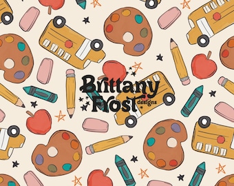 Op de afbeelding: Een naadloos patroon met schoolthema-illustraties, waaronder gele schoolbussen, rode appels, verfpaletten, potloden, kleurpotloden en sterren op een crèmekleurige achtergrond. De tekst "Brittany Frost Designs" is gecentreerd in het patroon.