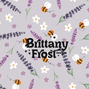 Peut inclure: Un motif gris clair avec des illustrations de brins de lavande, de marguerites blanches, de petites fleurs violettes et d'abeilles de dessin animé avec des rayures orange et noires. Le texte "Brittany Frost designs" est au centre de l'image.