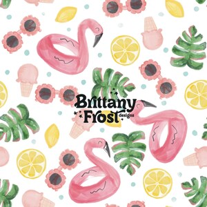 Könnte beinhalten: Ein nahtloses Muster mit rosa Flamingos, Zitronen, Sonnenbrillen, Eiswaffeln und tropischen Blättern. Das Muster ist auf weißem Hintergrund und enthält den Text "Brittany Frost designs".
