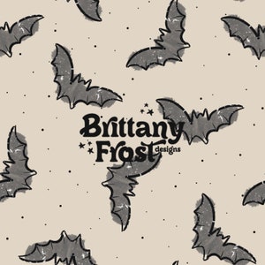 Könnte beinhalten: Ein nahtloses Muster mit schwarzen Fledermäusen auf beigefarbenem Hintergrund. Die Fledermäuse sind im Used-Look mit einer texturierten Oberfläche gezeichnet. Der Text "Brittany Frost designs" ist mittig auf dem Muster platziert.