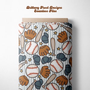 Puede incluir: Un patrón sin costuras con ilustraciones de temática de béisbol. El patrón incluye pelotas de béisbol, bates, guantes y gorras de béisbol en un esquema de color azul, marrón y blanco. El patrón se coloca sobre un fondo de rayas azules y blancas.