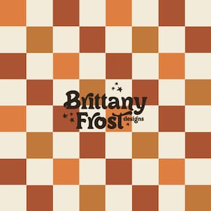 Könnte beinhalten: Ein Schachbrettmuster in Brauntönen und Weiß. Der Text "Brittany Frost designs" ist mittig im Bild platziert.