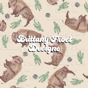 Puede incluir: Un patrón sin costuras con bisontes marrones, cactus verdes y formas geométricas grises sobre un fondo beige. El texto "Brittany Frost Designs" está centrado en el patrón.