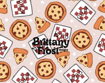 Może przedstawiać: Wzór bez szwów przedstawiający kawałki pizzy, całe pizze i pudełka na pizzę z napisem "PIZZA". Tło jest jasnoróżowe z białymi gwiazdami.
