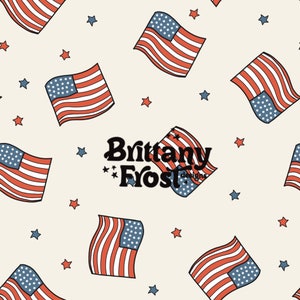 Puede incluir: Un patrón sin costuras con banderas americanas rojas, blancas y azules sobre un fondo crema. Las banderas están dispuestas en diagonal y están rodeadas de pequeñas estrellas rojas y azules. El texto "Brittany Frost Designs" está centrado en el patrón.