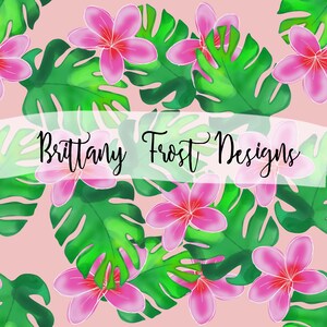 Op de afbeelding: Een naadloos patroon met roze tropische bloemen en groene monstera bladeren op een licht roze achtergrond. De tekst "Brittany Frost Designs" staat gecentreerd in het midden van de afbeelding.