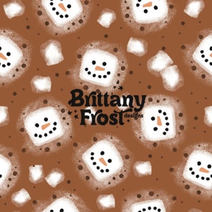 Peut inclure: Un motif sans couture représentant des visages de bonhomme de neige blancs avec des yeux noirs et un nez de carotte sur un fond brun avec des points blancs et des formes de guimauve blanches. Le texte "Brittany Frost designs" est au centre du motif.