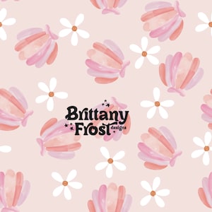 Op de afbeelding: Een naadloos patroon met roze en perzikkleurige aquarel schelpen en witte madeliefjes op een lichtroze achtergrond. De tekst "Brittany Frost designs" is gecentreerd op het patroon.