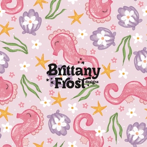 以下が含まれることがあります： 薄いピンクの背景に、ピンクと白のシームレスなパターン。シーホース、貝殻、ヒトデ、花が描かれています。パターンの中央には「Brittany Frost designs」の文字があります。