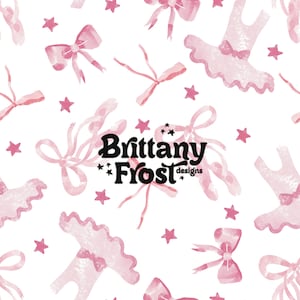 Puede incluir: Un patrón sin costuras con ilustraciones de acuarela rosa de zapatos de ballet, estrellas, lazos y tutús. El texto "Brittany Frost designs" está centrado en el patrón.