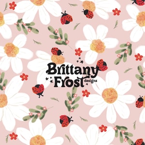 Könnte beinhalten: Ein nahtloses Muster mit weißen Gänseblümchen mit gelben Zentren, roten Marienkäfern und kleinen rosa Blüten auf einem hellrosa Hintergrund. Der Text "Brittany Frost designs" ist mittig im Muster platziert.