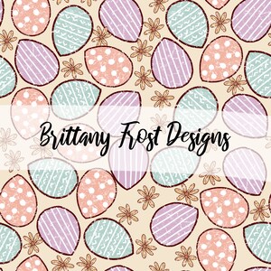 Puede incluir: Patrón repetitivo de huevos de Pascua en tonos pastel rosa, morado y turquesa, adornados con rayas, lunares y líneas decorativas. Pequeñas flores de color canela están dispersas por el diseño. El texto "Brittany Frost Designs" está en el centro.